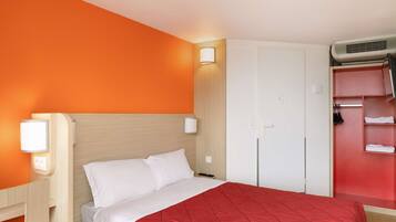 Chambre Standard, 1 lit double | Bureau, fer et planche Ă repasser, Wi-Fi gratuit, draps fournis