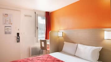 Escritorio, tabla de planchar con plancha, wifi gratis y ropa de cama
