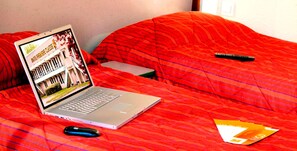 Standard Room, 3 Katil Bujang (Single) | Meja, langsir/tirai gelap terus, Wi-fi percuma 