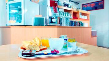 每日供應吃到飽早餐 (每人 EUR5.9)