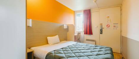 Escritorio, espacio para trabajar con laptop y cortinas blackout