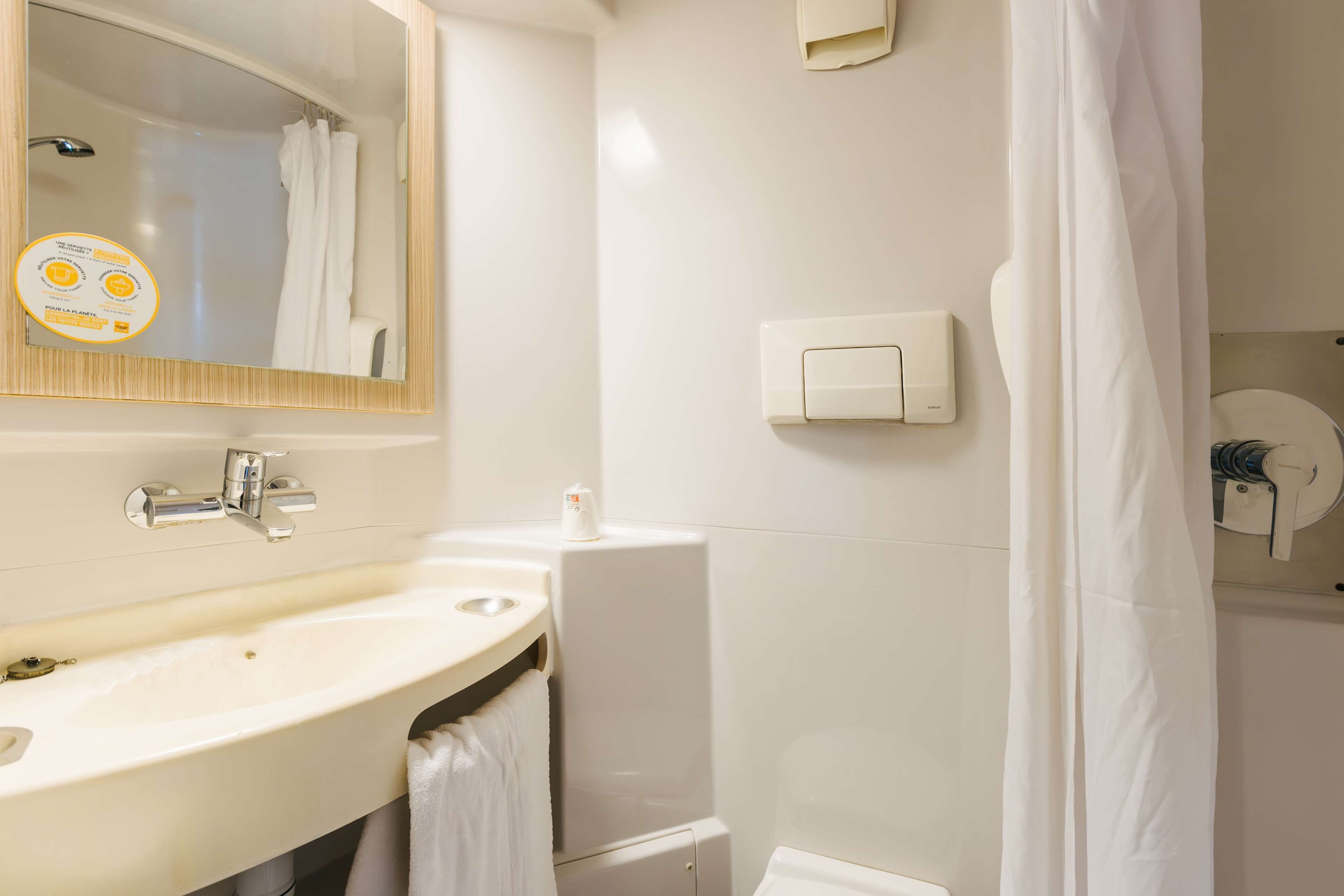 Douche, articles de toilette écologiques, serviettes fournies