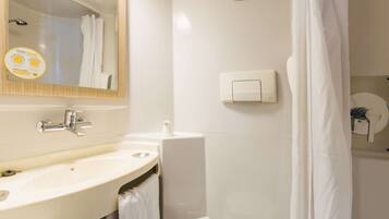 Douche, articles de toilette écologiques, serviettes fournies