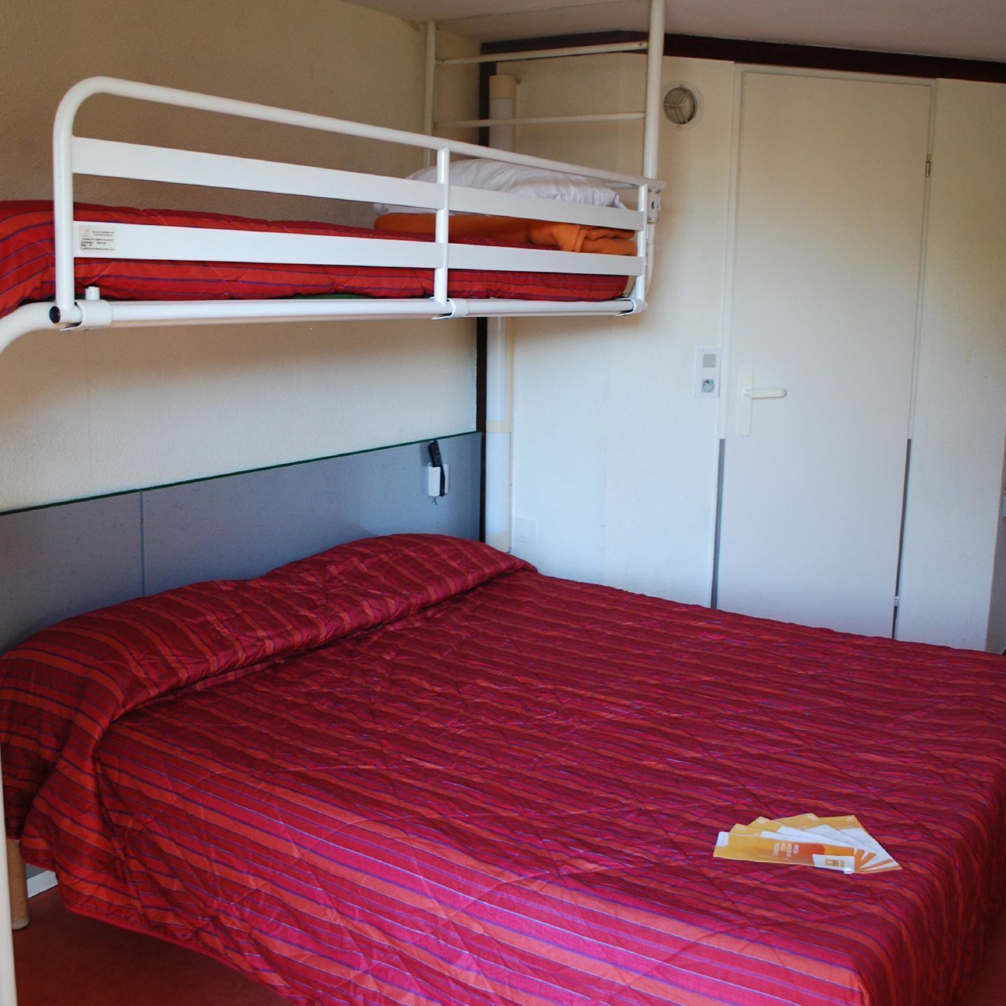 1 bilik tidur, peralatan tempat tidur premium, meja 