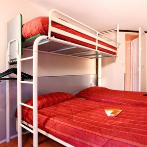 1 dormitorio, ropa de cama de alta calidad, escritorio y cortinas opacas