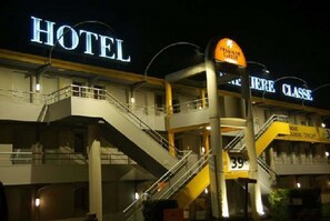 Front of property – evening/night - Premiere Classe Evreux (Evreux)