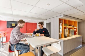 Petit déjeuner préparé sur commande (6.90 EUR par personne)