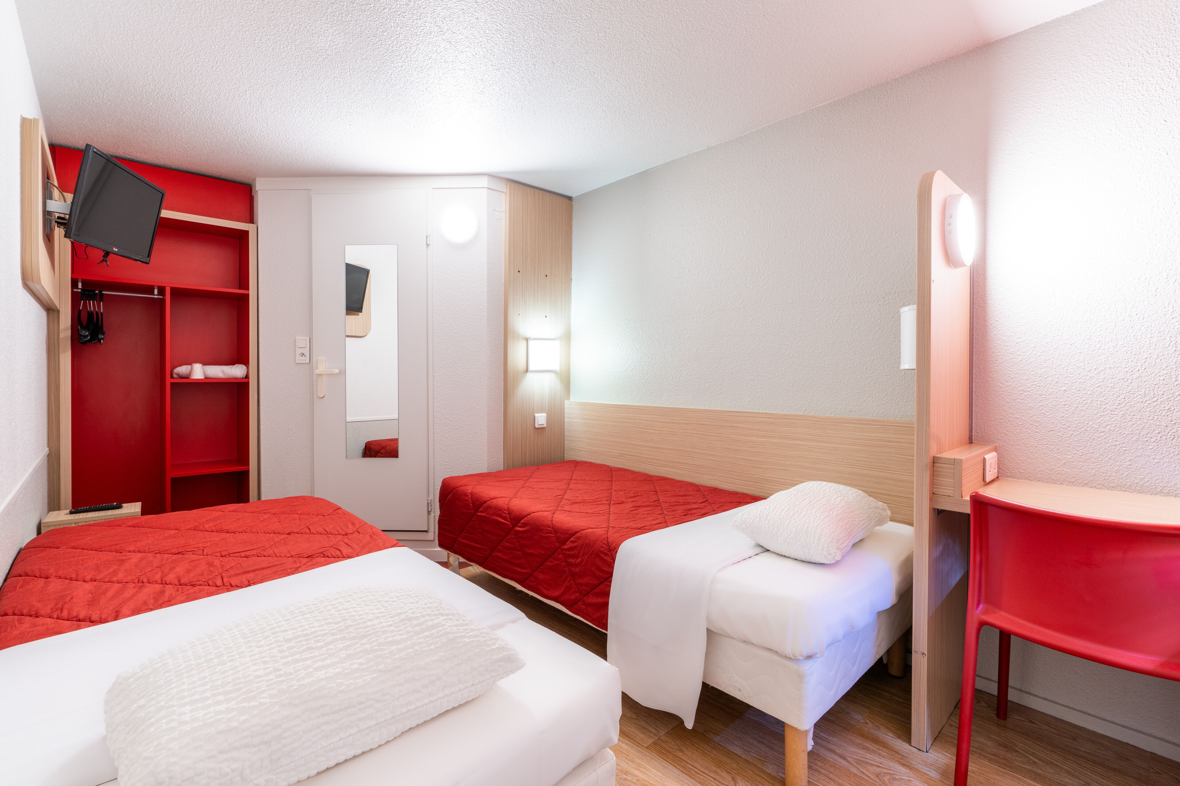 Camera Standard, 2 letti singoli | Biancheria da letto di alta qualità, una scrivania, lenzuola