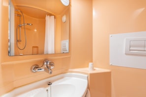 Chambre Standard, 2 lits jumeaux | Salle de bain | Douche, articles de toilette écologiques, serviettes fournies