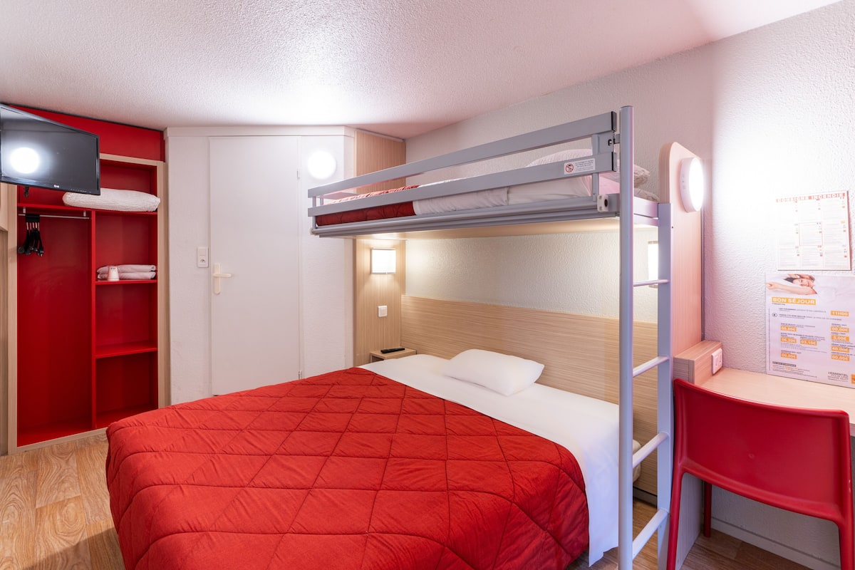 标准房, 多张床 (1 Double and 1 Single bed) | 高档床上用品、办公桌、床单