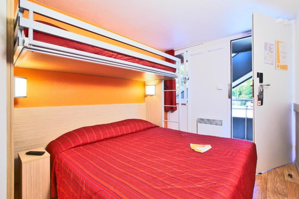 Desk, laptop workspace, cribs (free), WiFi (free)