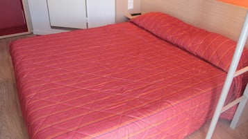 Escritorio, cortinas blackout, sistema de insonorización y wifi gratis