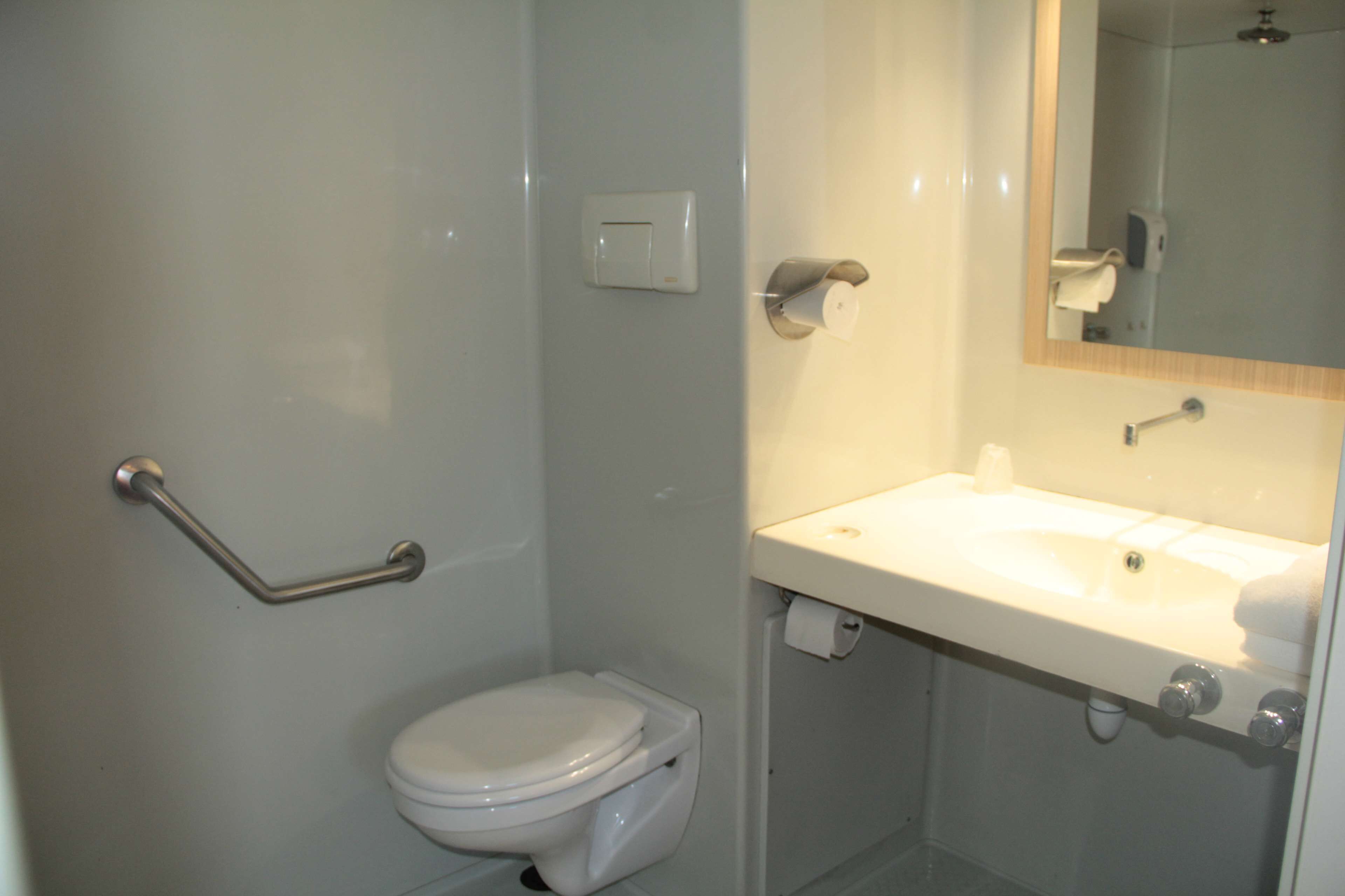 Douche, articles de toilette écologiques, serviettes fournies