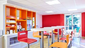 Colazione a buffet, servita tutte le mattine (6.5 EUR a persona)