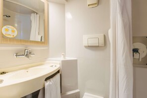 Douche, articles de toilette écologiques, serviettes fournies