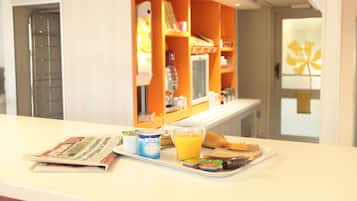Desayuno buffet diario (EUR 6.5 por persona)