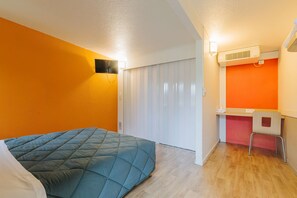 Habitación estándar, 1 cama matrimonial | Cortinas blackout, tabla de planchar con plancha y wifi gratis 