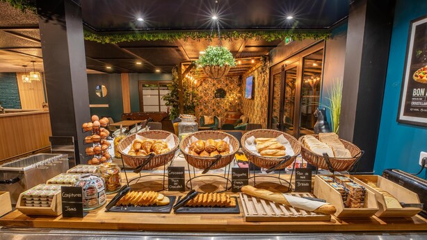 A breakfast buffet with various breads, pastries, and jams. - Premiere Classe Laon (Laon)
