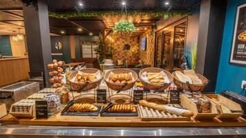 Daily cooked-to-order breakfast (EUR 6.20 per person)