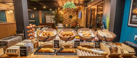 Daily cooked-to-order breakfast (EUR 6.20 per person)