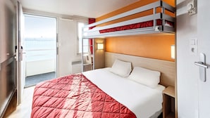 A hotel room with a bunk bed, a desk, and a view of the sea. - Premiere Classe Laon (Laon)