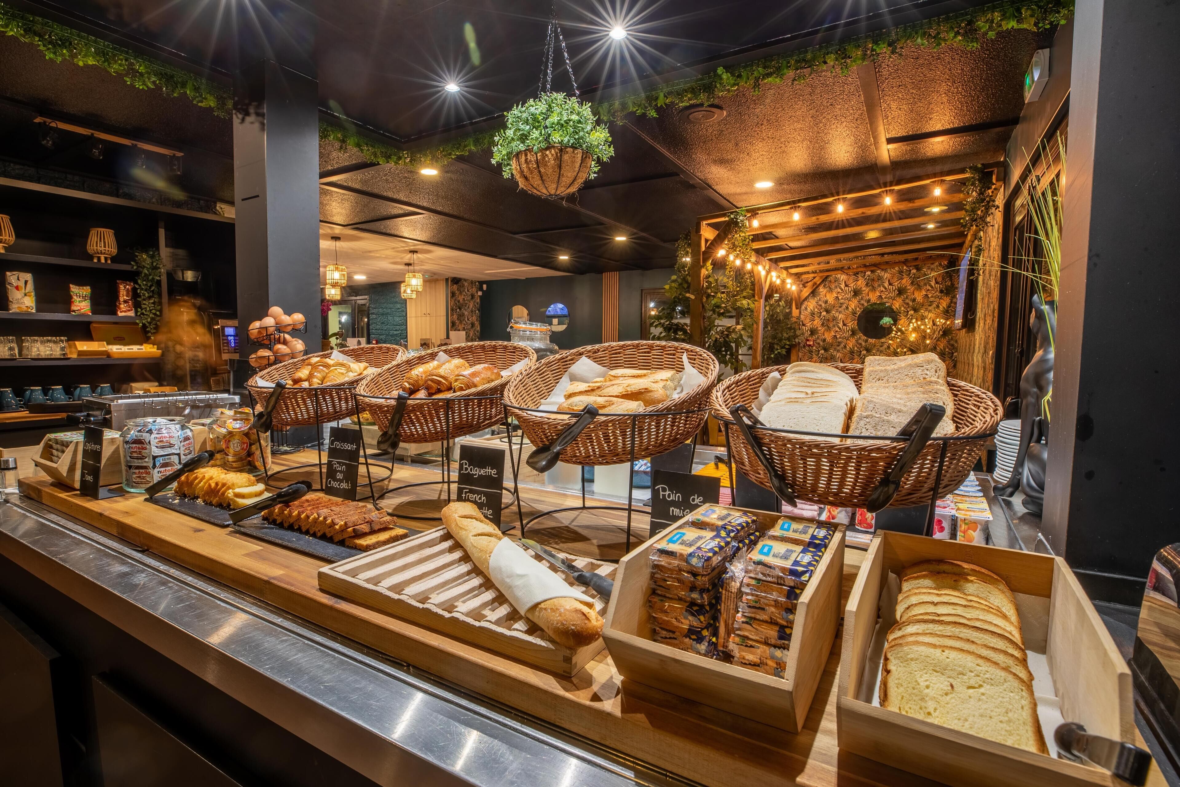 Daily cooked-to-order breakfast (EUR 6.20 per person)