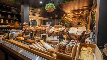 Daily cooked-to-order breakfast (EUR 6.20 per person)