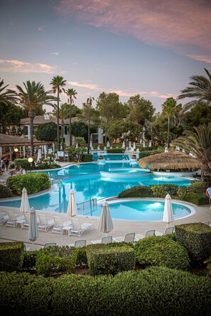 2 indoor pools, 2 outdoor pools