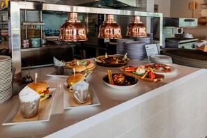 2 restaurantes: opção de café da manhã, almoço e jantar