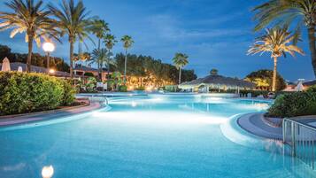 2 piscinas cubiertas, 2 piscinas al aire libre