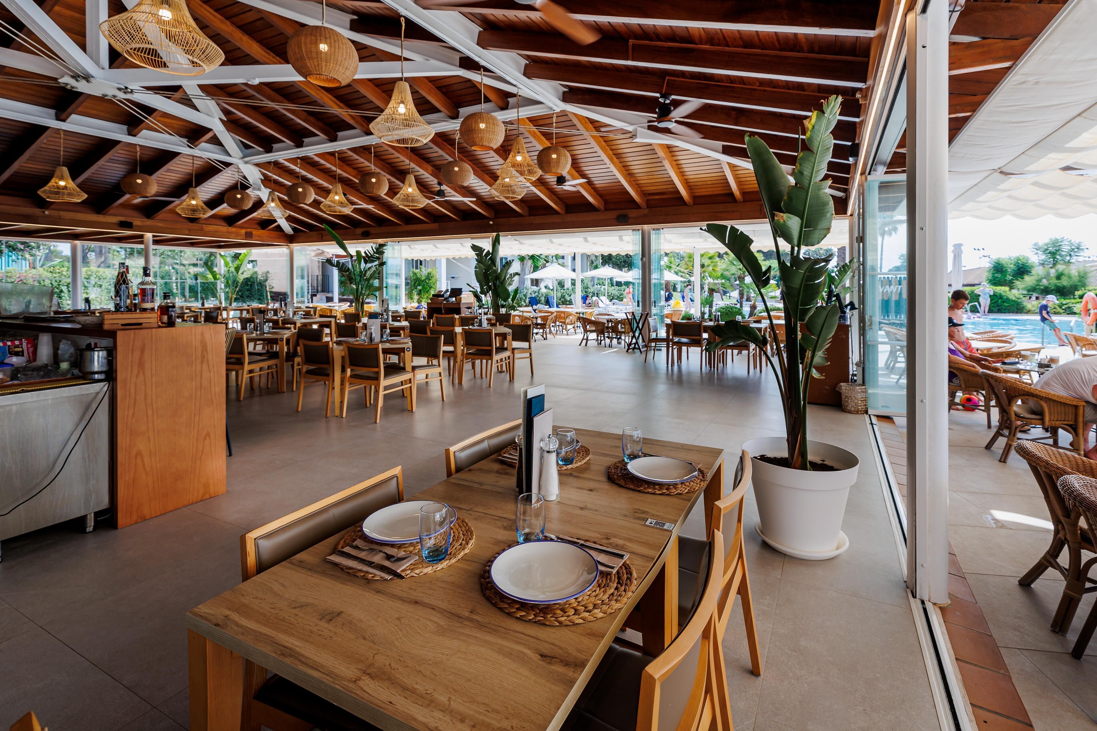 2 restaurants, serveren ontbijt, lunch, diner, internationale gerechten