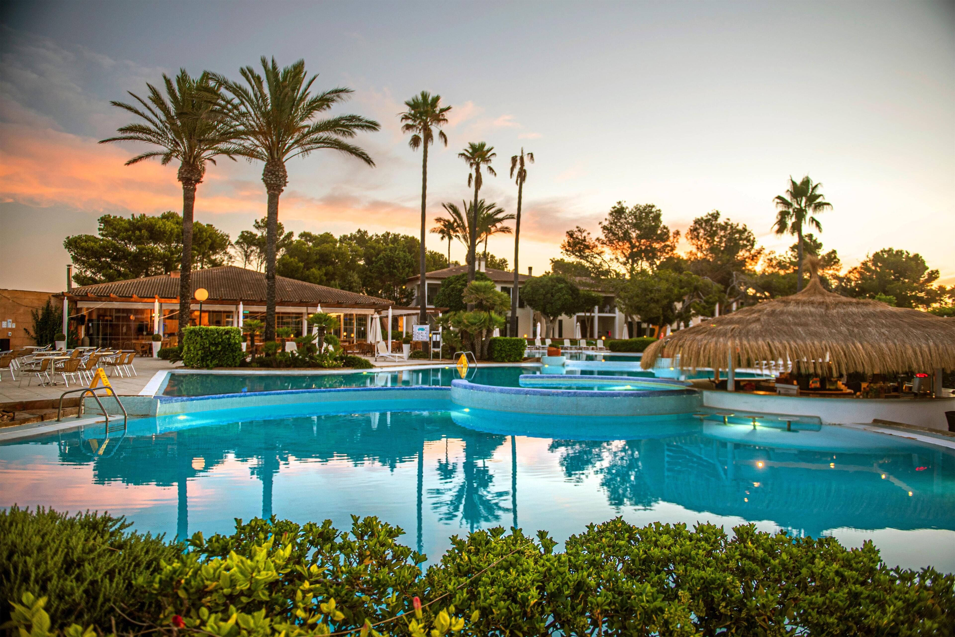 2 piscines couvertes, 2 piscines extérieures