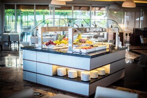 2 restaurants servant le petit déjeuner, le déjeuner et le dîner