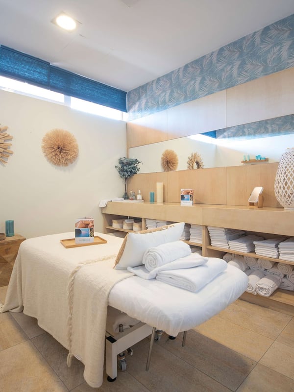 Un sauna, una bañera de hidromasaje, baño turco, baño turco/hammam
