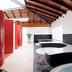 Un sauna, una bañera de hidromasaje, baño turco, baño turco/hammam