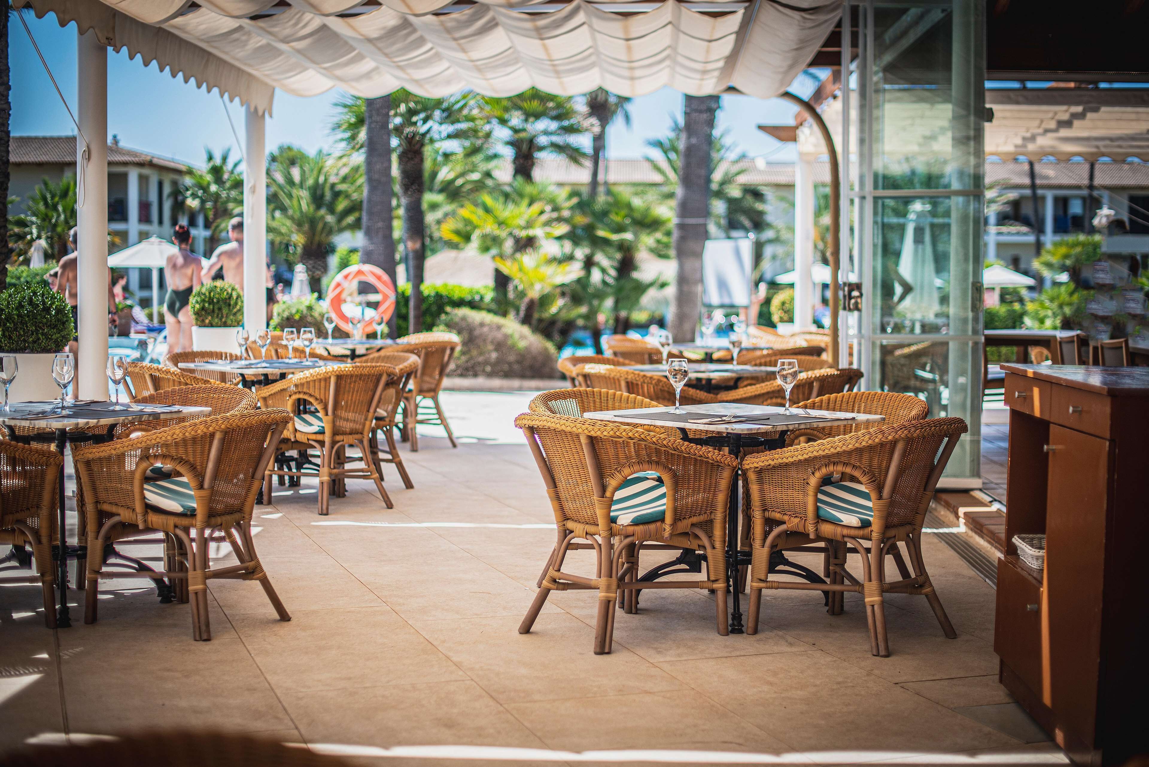 2 restaurants, breakfast, lunch, dinner served; international cuisine