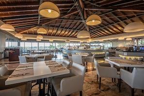 2 restaurants, serveren ontbijt, lunch, diner, internationale gerechten