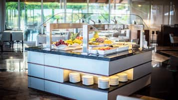 2 restaurants, spécialités Cuisine internationale
