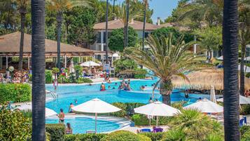 2 sisäuima-allasta, 2 ulkouima-allasta