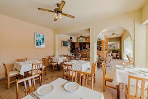 Kontinental frokost hver dag (EUR 12 per person)