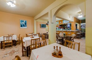 Breakfast, lunch, dinner served; Mediterranean cuisine 