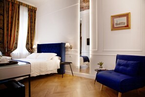 Zimmersafe, Schreibtisch, Verdunkelungsvorhänge, Bügeleisen/Bügelbrett