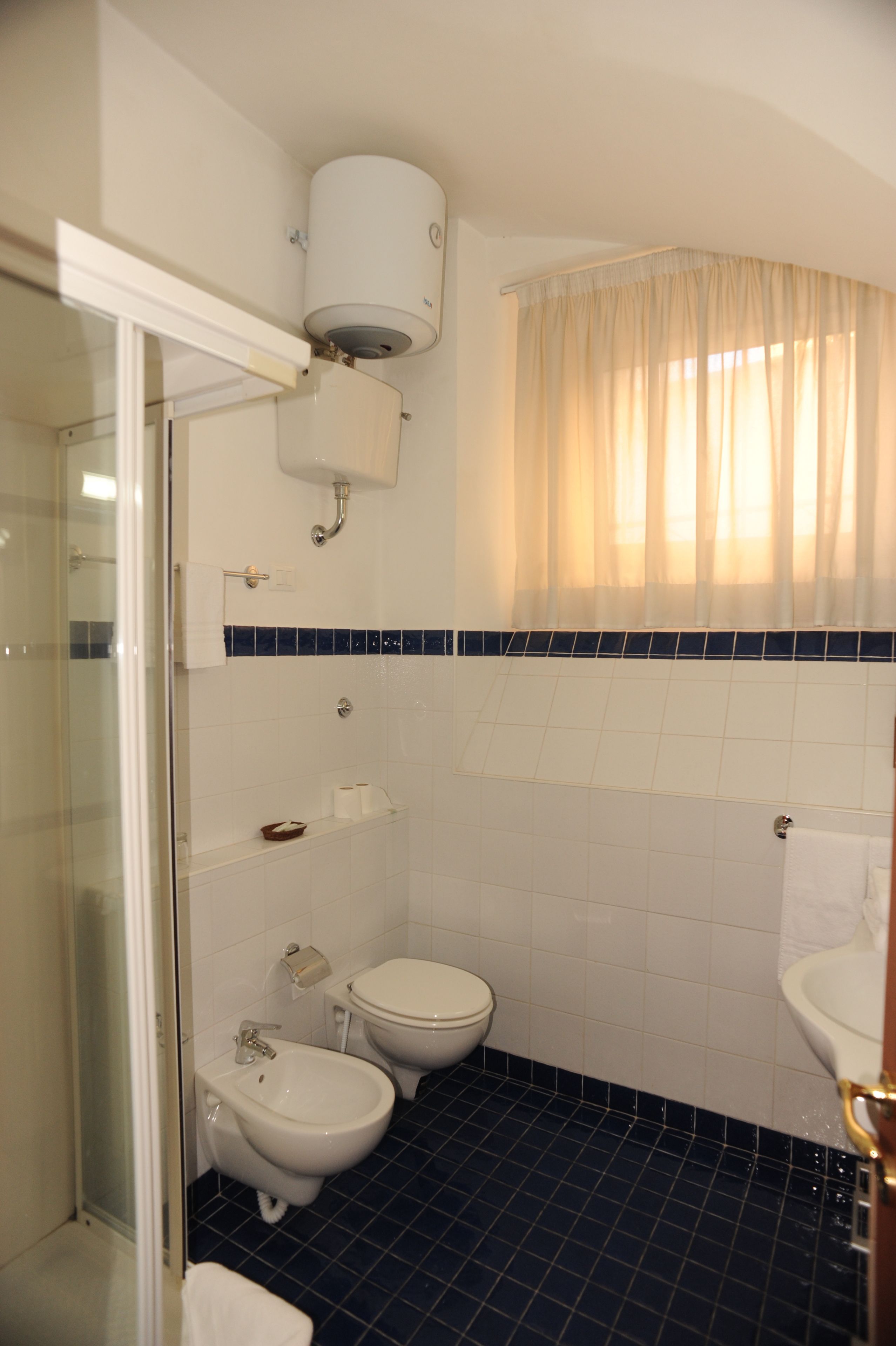 シャワー、バスアメニティ (無料)、ヘアドライヤー、ビデ