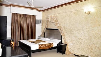 Super deluxe | Rollaway beds, alarm clocks