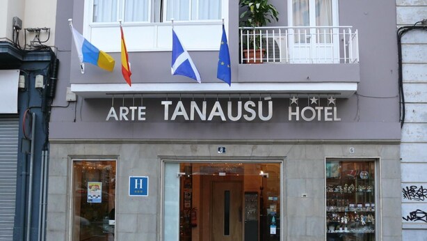 Hotelli nimeltä ”Arte Tanausu Hotel”, jonka julkisivussa on useita lippuja, mukaan lukien Euroopan unionin lippu.