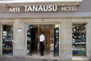La entrada al Hotel Arte Tanausu con un hombre dentro.