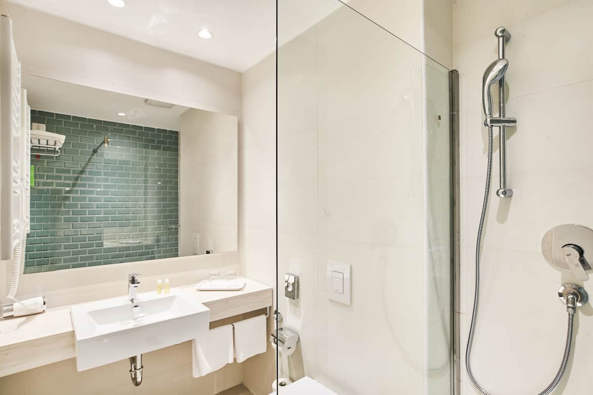 premium room with balcony, sea view - family | bathroom | shower, free toiletries, hair dryer, towels