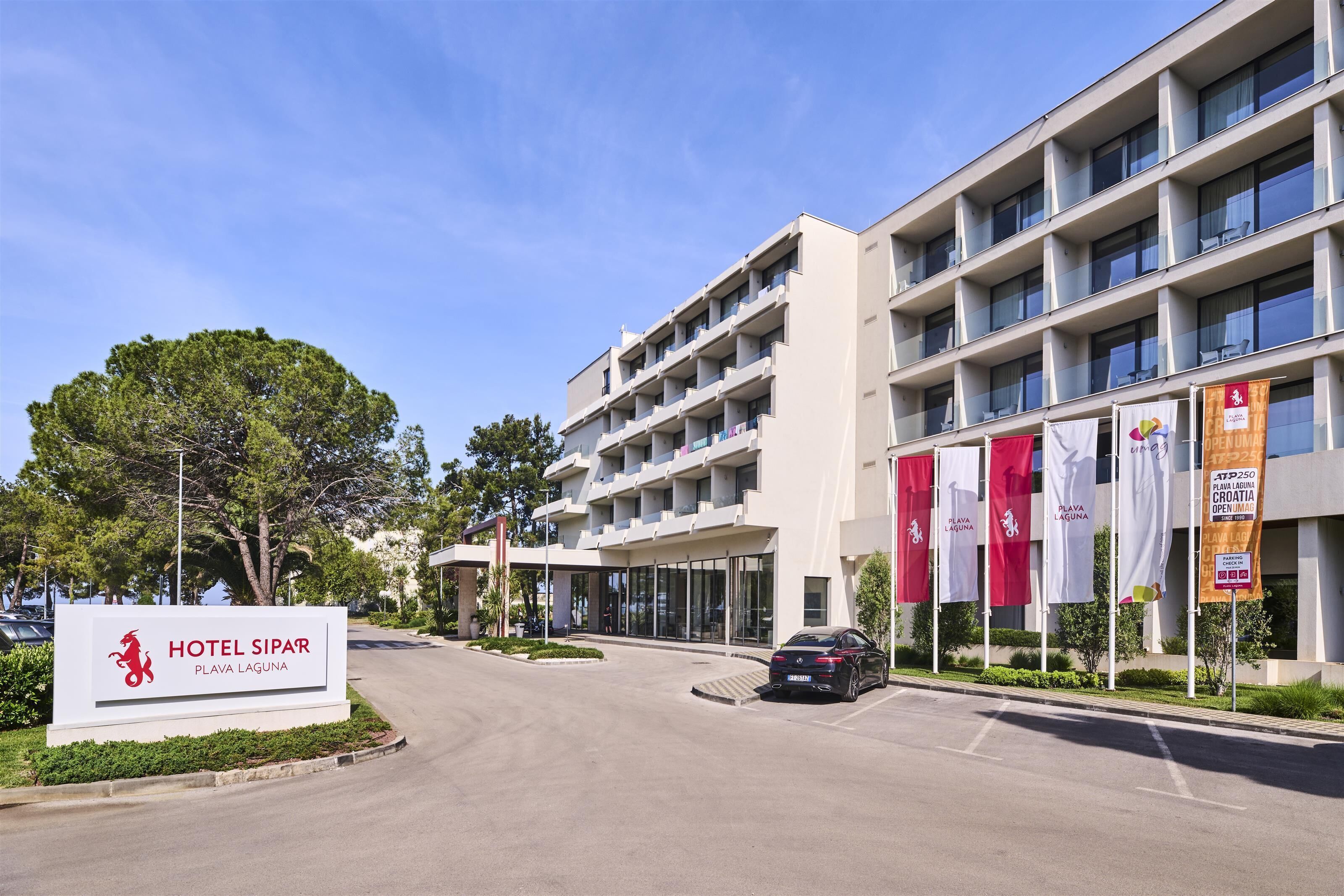 A modern hotel building with a sign for HOTEL SIPAR in front.