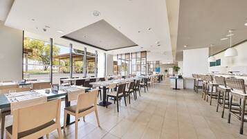 2 restaurants; breakfast and dinner served