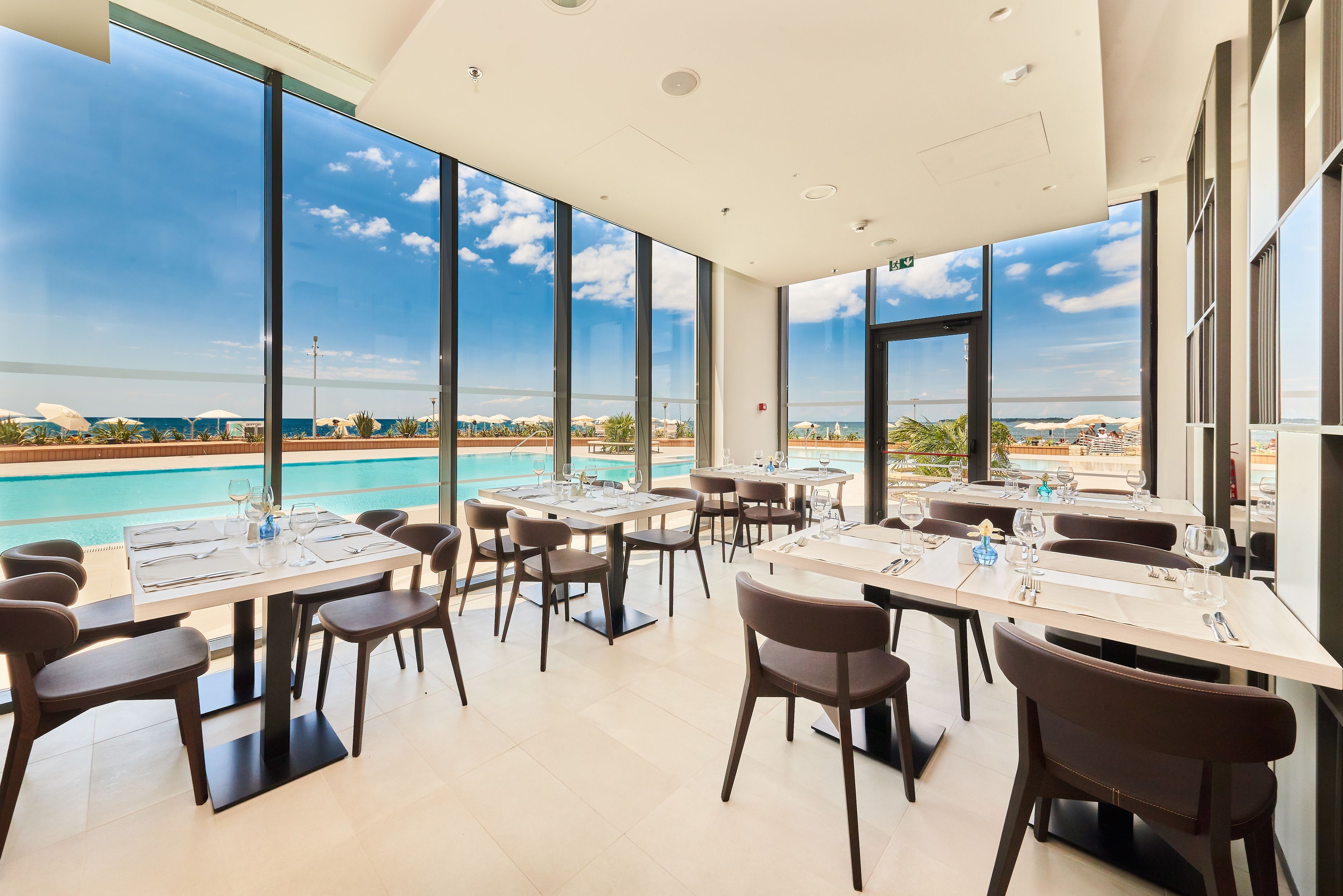 2 restaurants, breakfast served